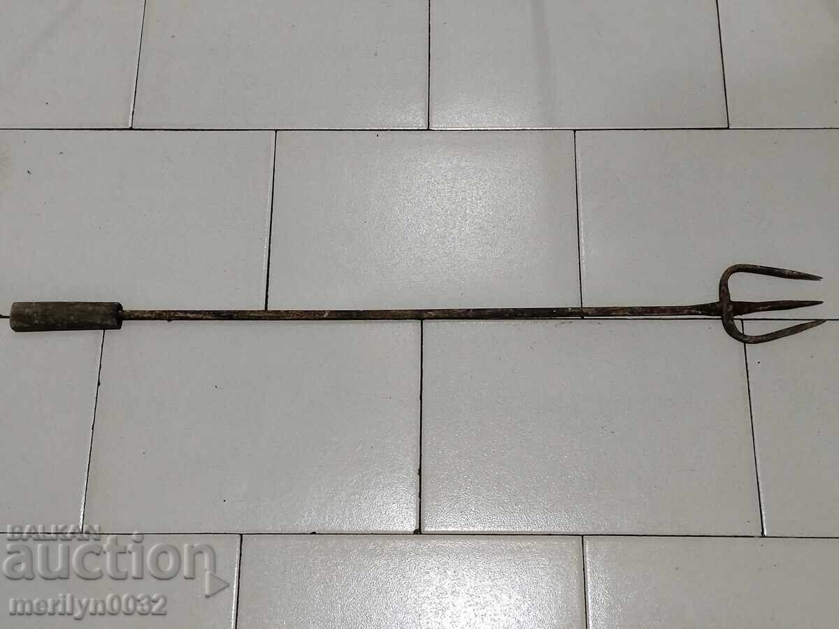 Vechi trident forjat. Pentru pescuit, fier forjat