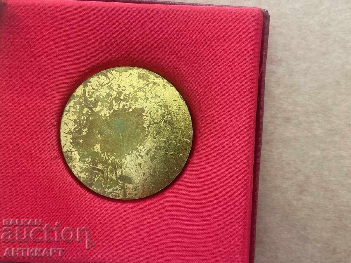 Delivery of Medal Plaque VIF Jubilee Meeting 1974 Class of 1954 with Box Delivery of Medal Plaque VIF Jubilee Meeting 1974 Class of 1954 with Box