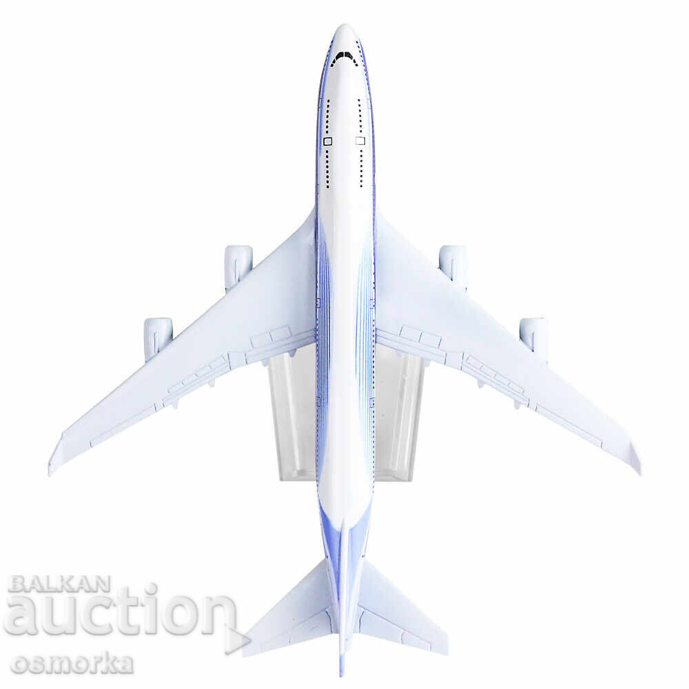 Auction  Boeing 747 airplane model, metal liner passenger