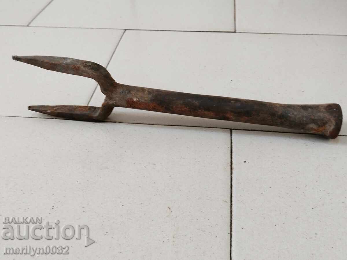 Auction Old hand-forged anvil for hair straightening Auction Old hand-forged anvil for hair straightening