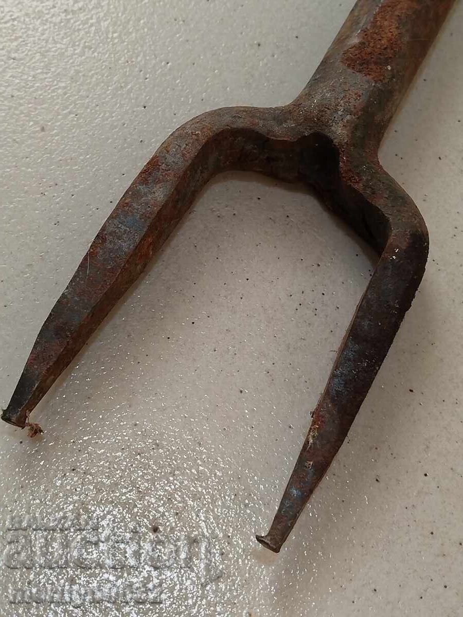 Delivery of Old hand-forged anvil for hair straightening Delivery of Old hand-forged anvil for hair straightening