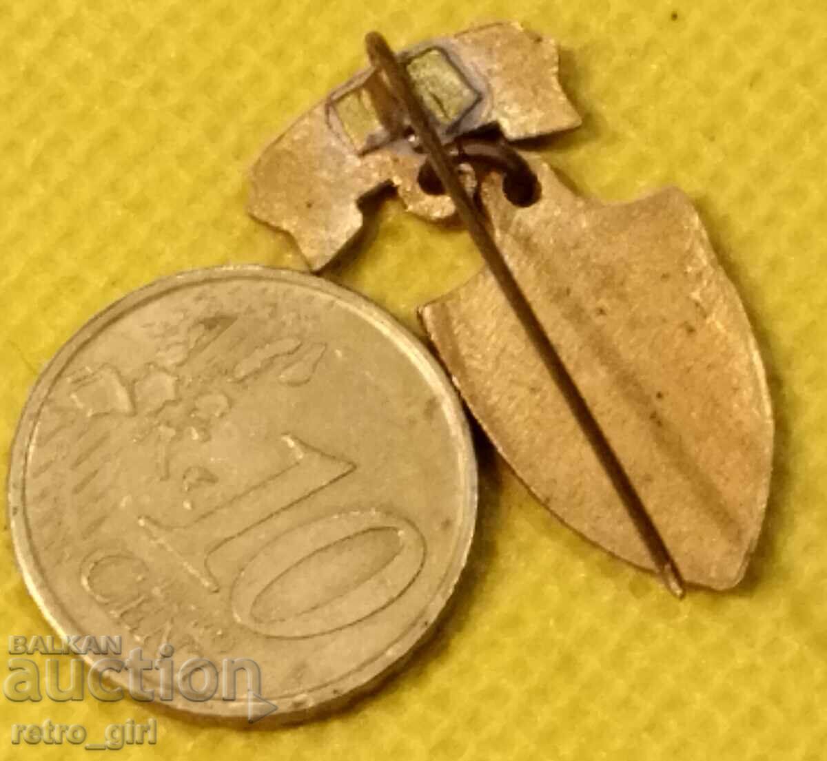 Semn (insignă) vechi rusesc (sovietic) cu preț 34.90 BGN | € 17.84 Semn (insignă) vechi rusesc (sovietic) cu preț 34.90 BGN | € 17.84