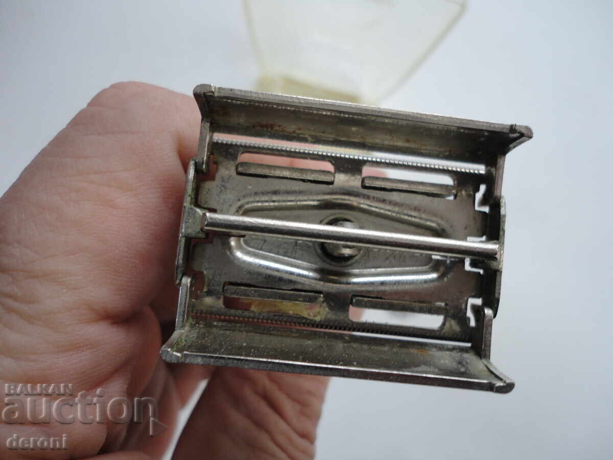 Delivery of Incredible Gillette Razor Made in USA Delivery of Incredible Gillette Razor Made in USA