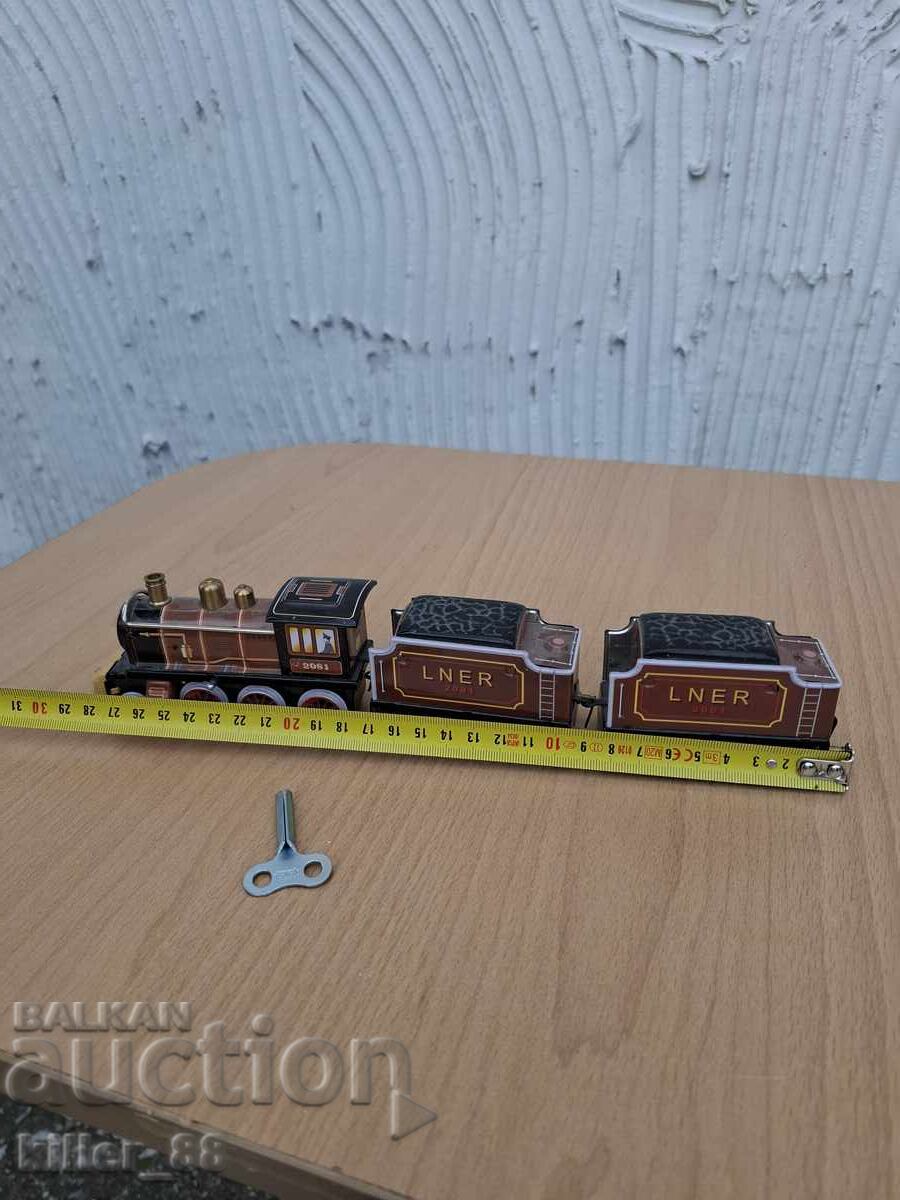 Auction  Mechanical metal locomotive with key