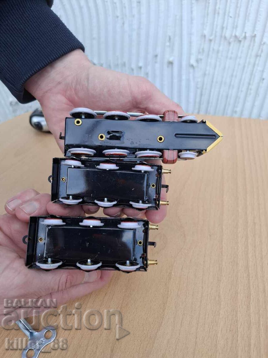 Delivery of Mechanical metal locomotive with key