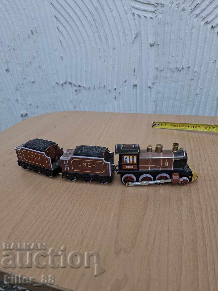 Mechanical metal locomotive with key