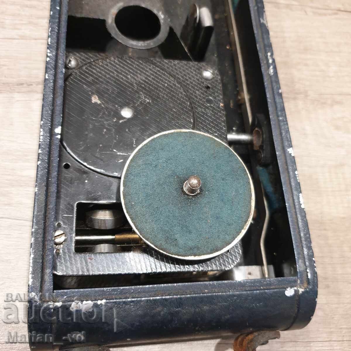 Φορητό ελβετικό πικάπ Colibri σε σχήμα φωτογραφικής μηχανής με τιμή 180.00 BGN | € 92.03