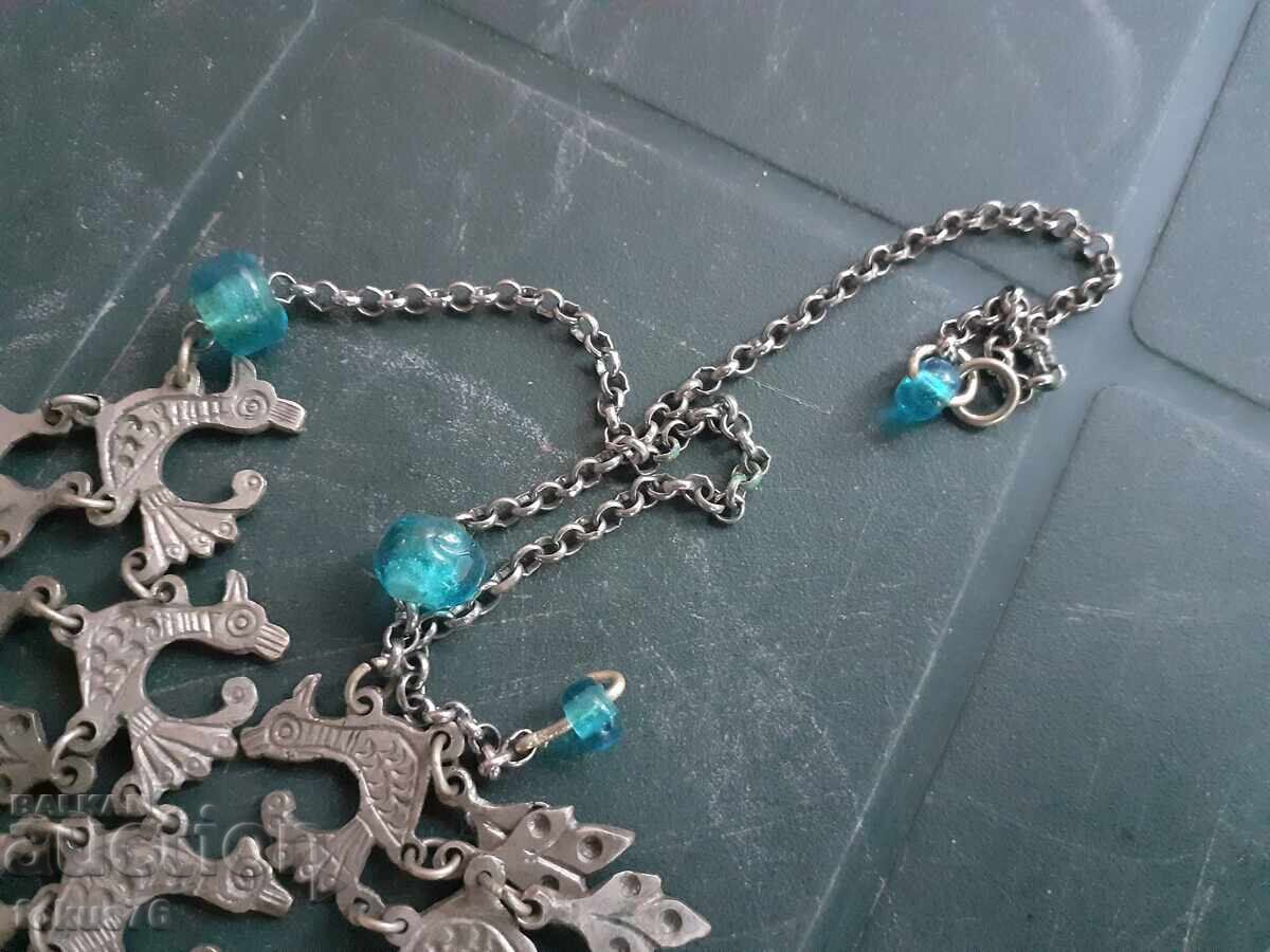 Delivery of Revival-era jewelry with chicks for traditional costume, a shimmering bitch Delivery of Revival-era jewelry with chicks for traditional costume, a shimmering bitch