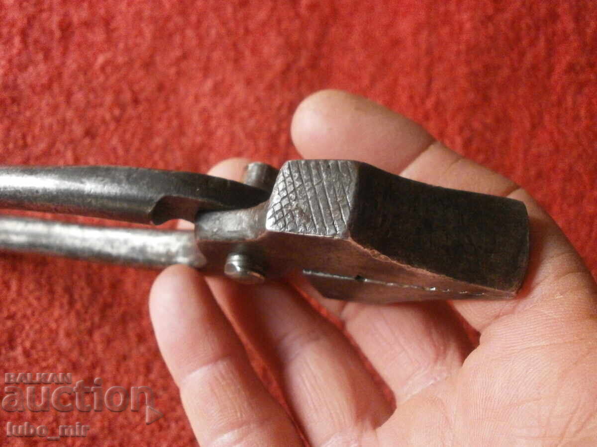 Auction  OLD COBLER'S PLIERS