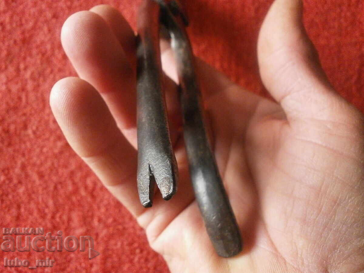 Delivery of OLD COBLER'S PLIERS