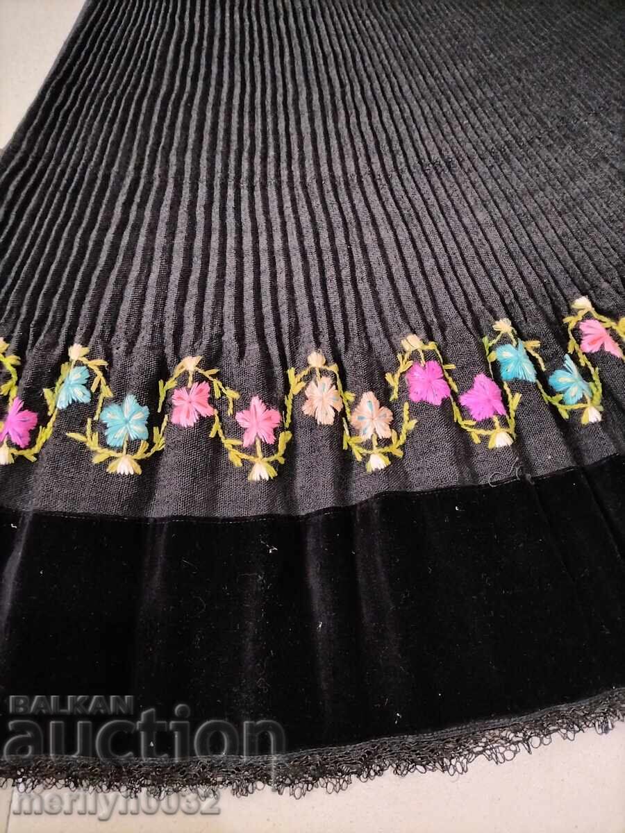 Vintage embroidered velvet clutch bag with price 189.00 BGN | € 96.63 Vintage embroidered velvet clutch bag with price 189.00 BGN | € 96.63