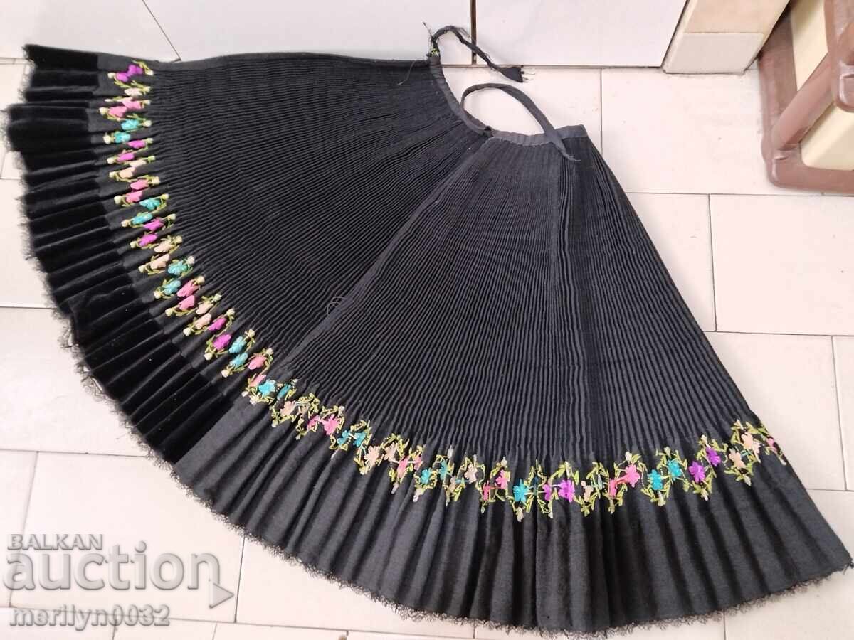 Delivery of Vintage embroidered velvet clutch bag Delivery of Vintage embroidered velvet clutch bag