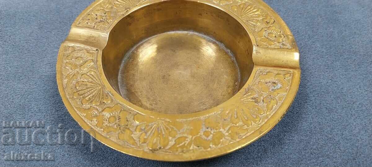 scrumieră veche cu preț 13.00 BGN | € 6.65 scrumieră veche cu preț 13.00 BGN | € 6.65