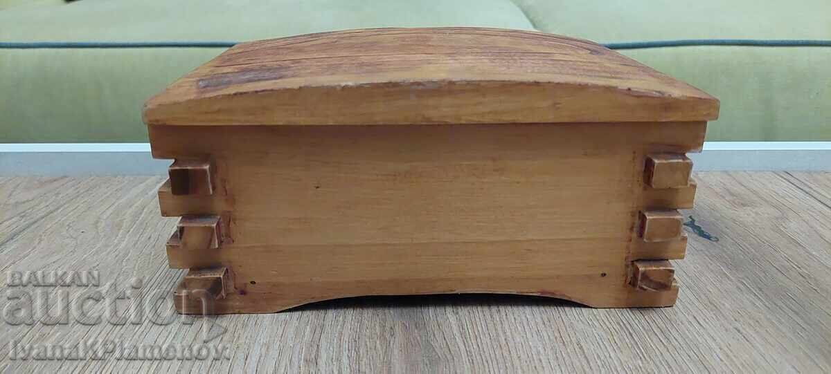 Delivery of Wooden box for connoisseurs