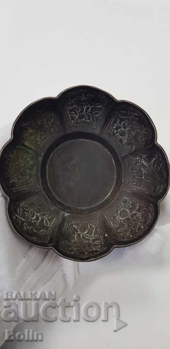 Σπάνιο αναγεννησιακό σφυρήλατο σκεύος, τας 19ος αιώνας Βαλκάνια με τιμή 280.00 BGN | € 143.16 Σπάνιο αναγεννησιακό σφυρήλατο σκεύος, τας 19ος αιώνας Βαλκάνια με τιμή 280.00 BGN | € 143.16