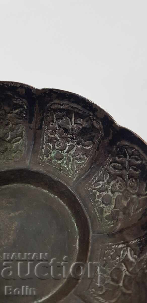 Δημοπρασία Σπάνιο αναγεννησιακό σφυρήλατο σκεύος, τας 19ος αιώνας Βαλκάνια Δημοπρασία Σπάνιο αναγεννησιακό σφυρήλατο σκεύος, τας 19ος αιώνας Βαλκάνια