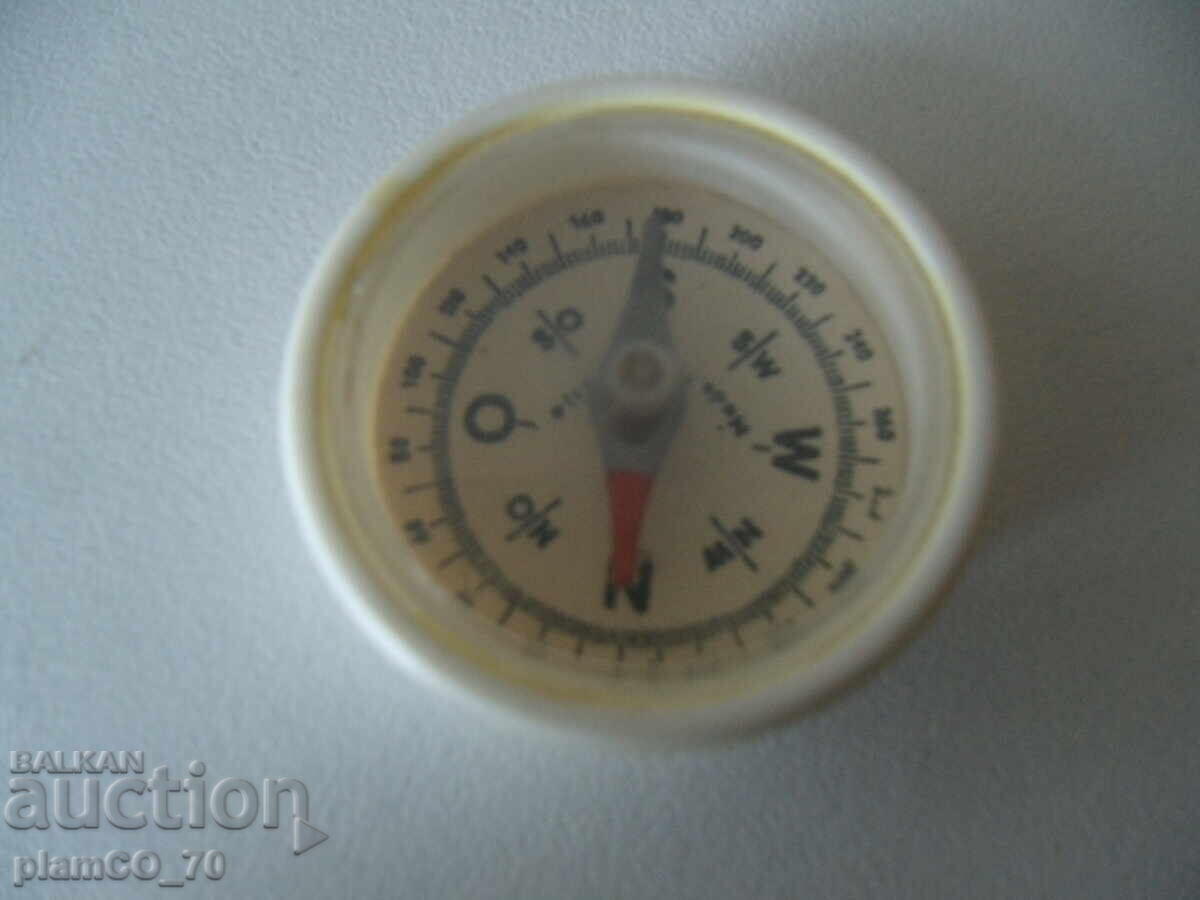 №7944 old small compass - with box - diameter 3.5 cm with price 25.00 BGN | € 12.78 №7944 old small compass - with box - diameter 3.5 cm with price 25.00 BGN | € 12.78