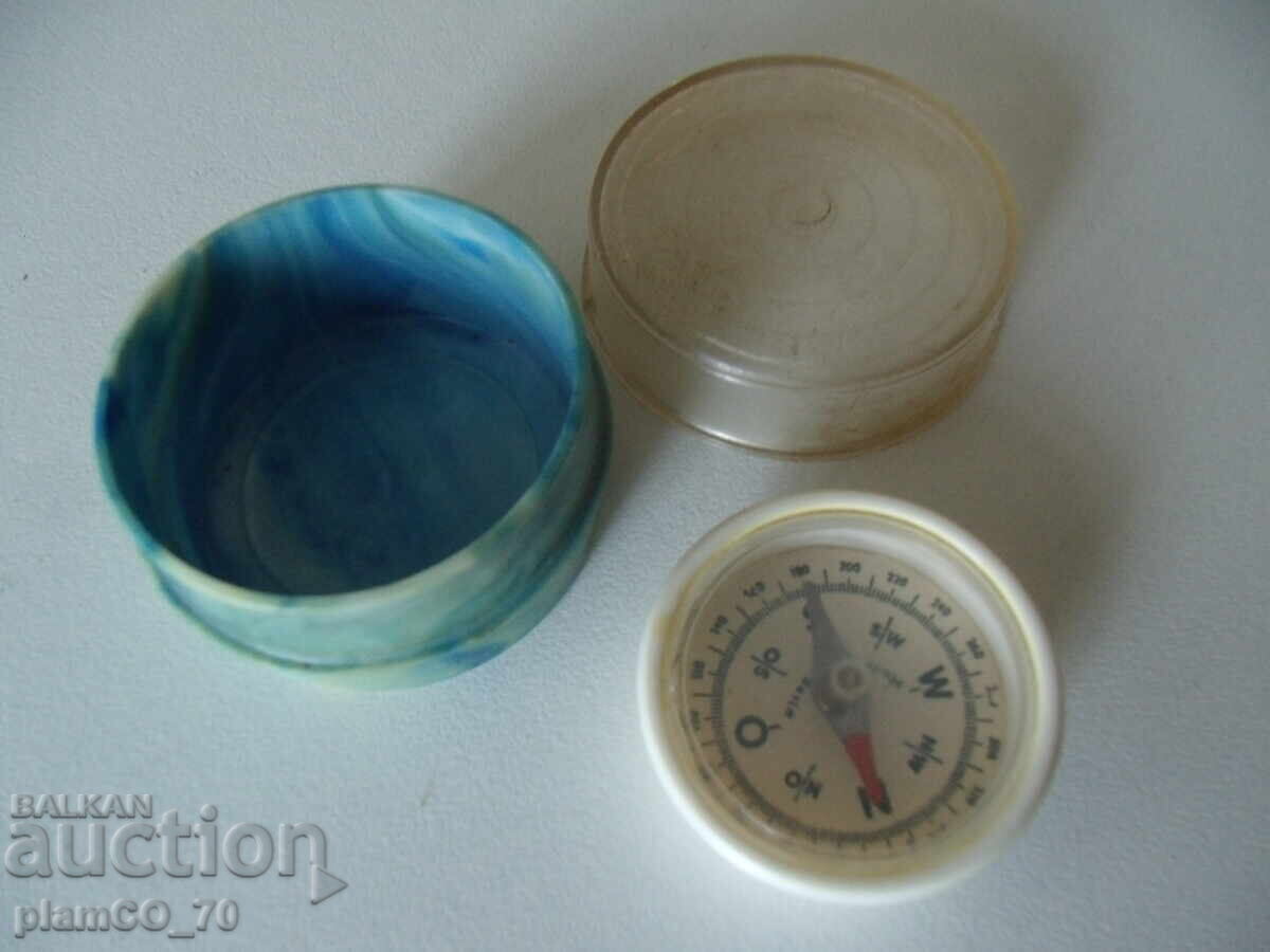 №7944 old small compass - with box - diameter 3.5 cm №7944 old small compass - with box - diameter 3.5 cm