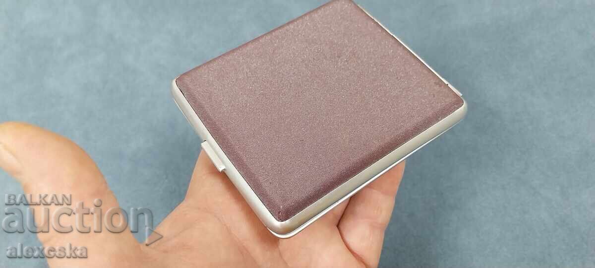 Δημοπρασία Ρετρό ταμπακιέρα Δημοπρασία Ρετρό ταμπακιέρα