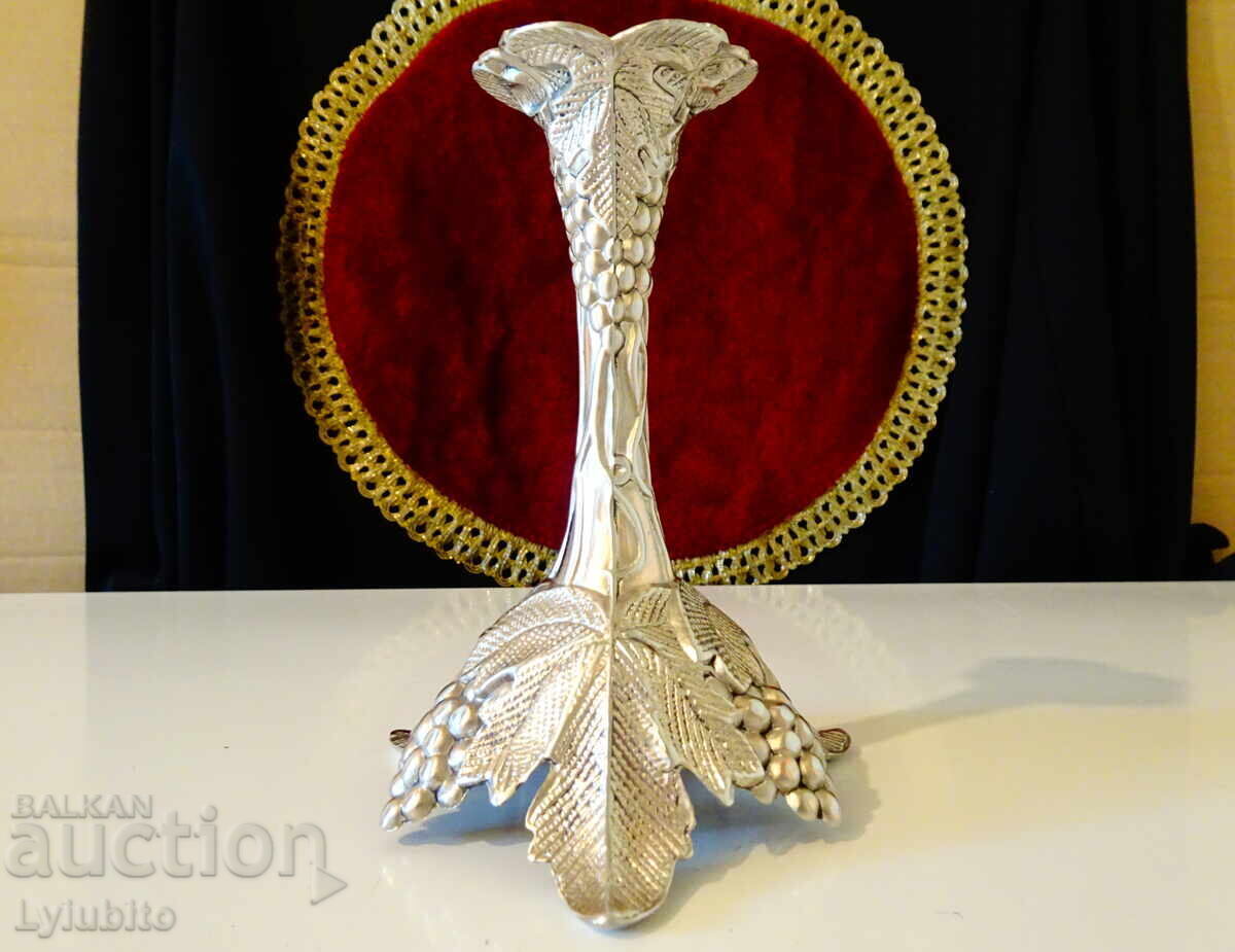 Ασημένιο κηροπήγιο με αμπέλια και σταφύλια, με σήμανση