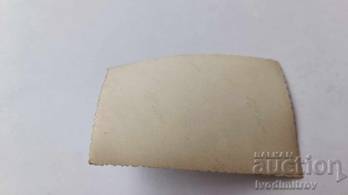 Fotografie cu bărbați și o tânără pe plajă cu preț 1.65 BGN | € 0.84 Fotografie cu bărbați și o tânără pe plajă cu preț 1.65 BGN | € 0.84