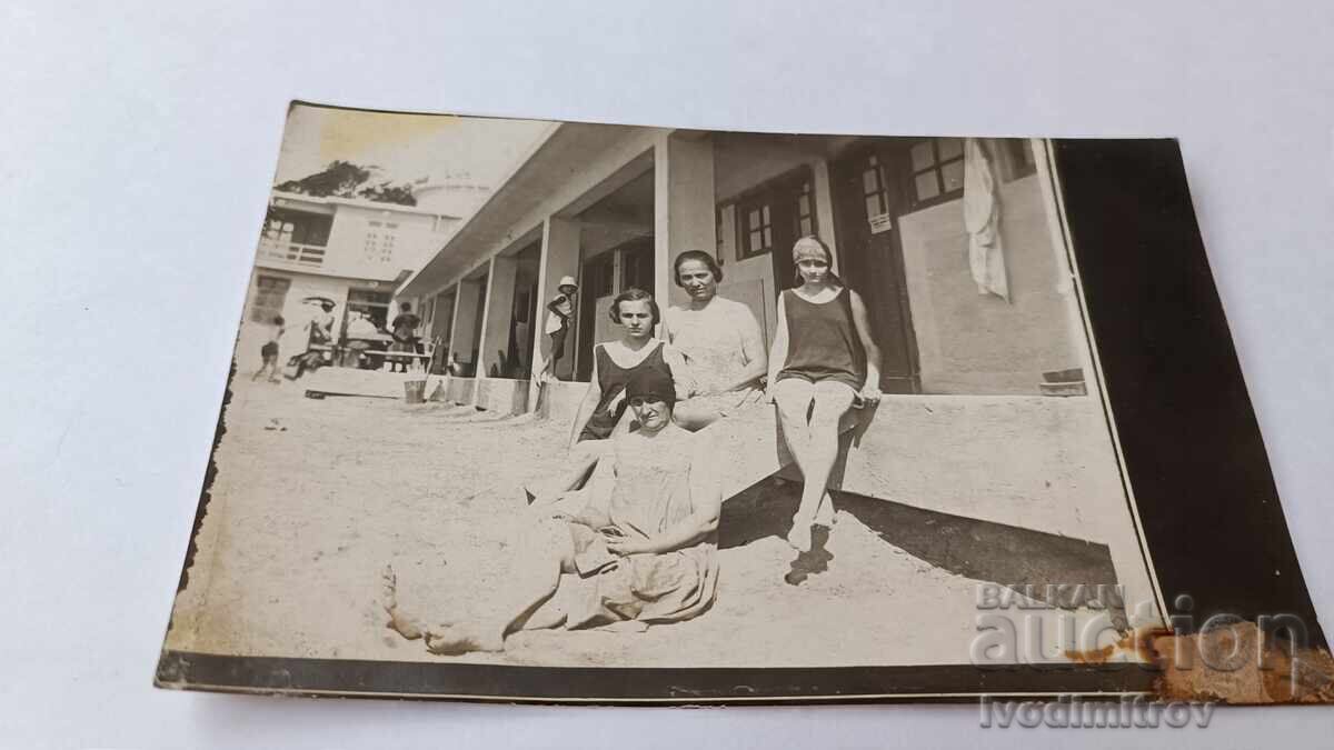 Photo Varna: Two women and two young girls at the Sea Baths Photo Varna: Two women and two young girls at the Sea Baths