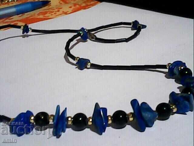 Frumos colier cu mărgele ses din lapis lazuli Frumos colier cu mărgele ses din lapis lazuli