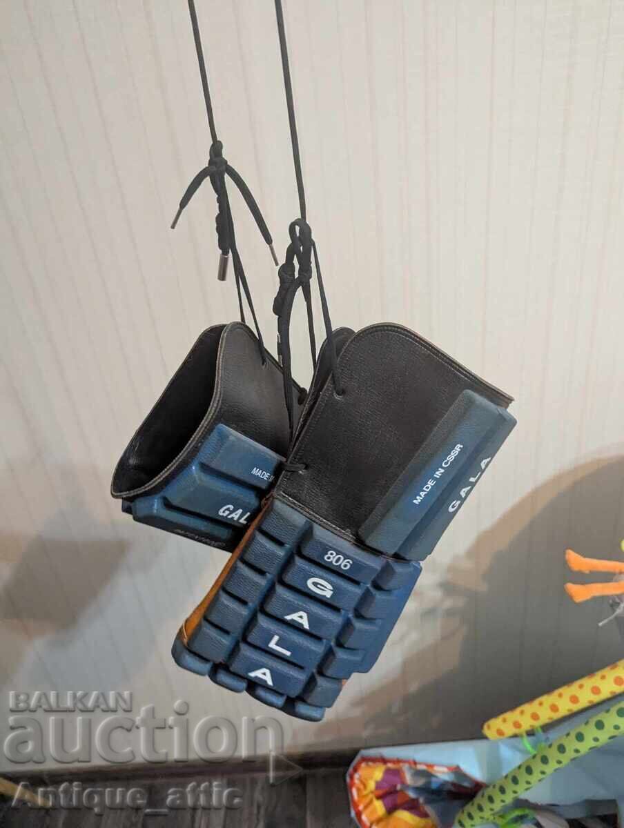 Hockey gloves GALA 806 Czechoslovakia, original with price 60.00 BGN | € 30.68 Hockey gloves GALA 806 Czechoslovakia, original with price 60.00 BGN | € 30.68