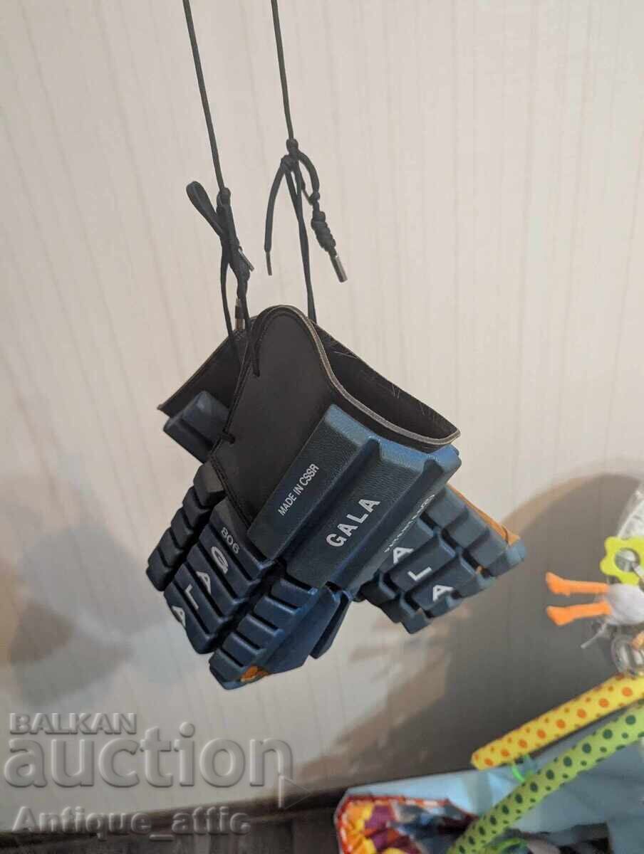 Delivery of Hockey gloves GALA 806 Czechoslovakia, original