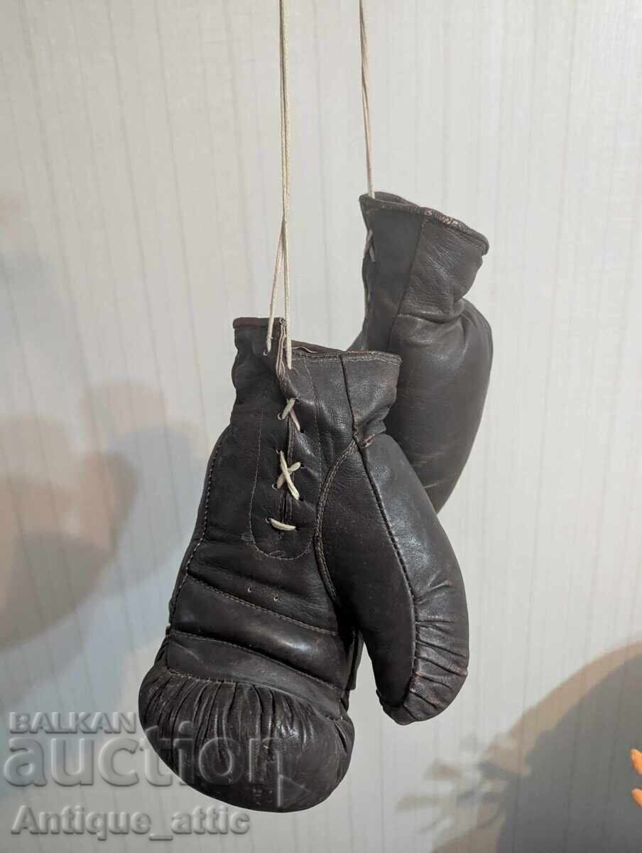 Mănuși de box, folosite de Georgi Kostadinov cu preț 50.00 BGN | € 25.56 Mănuși de box, folosite de Georgi Kostadinov cu preț 50.00 BGN | € 25.56