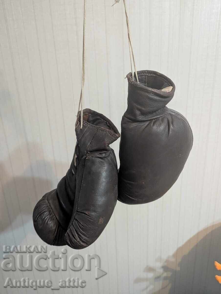 Livrarea Mănuși de box, folosite de Georgi Kostadinov Livrarea Mănuși de box, folosite de Georgi Kostadinov