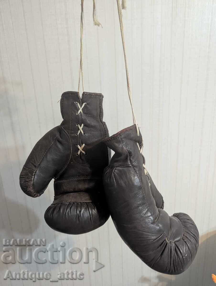 Mănuși de box, folosite de Georgi Kostadinov Mănuși de box, folosite de Georgi Kostadinov