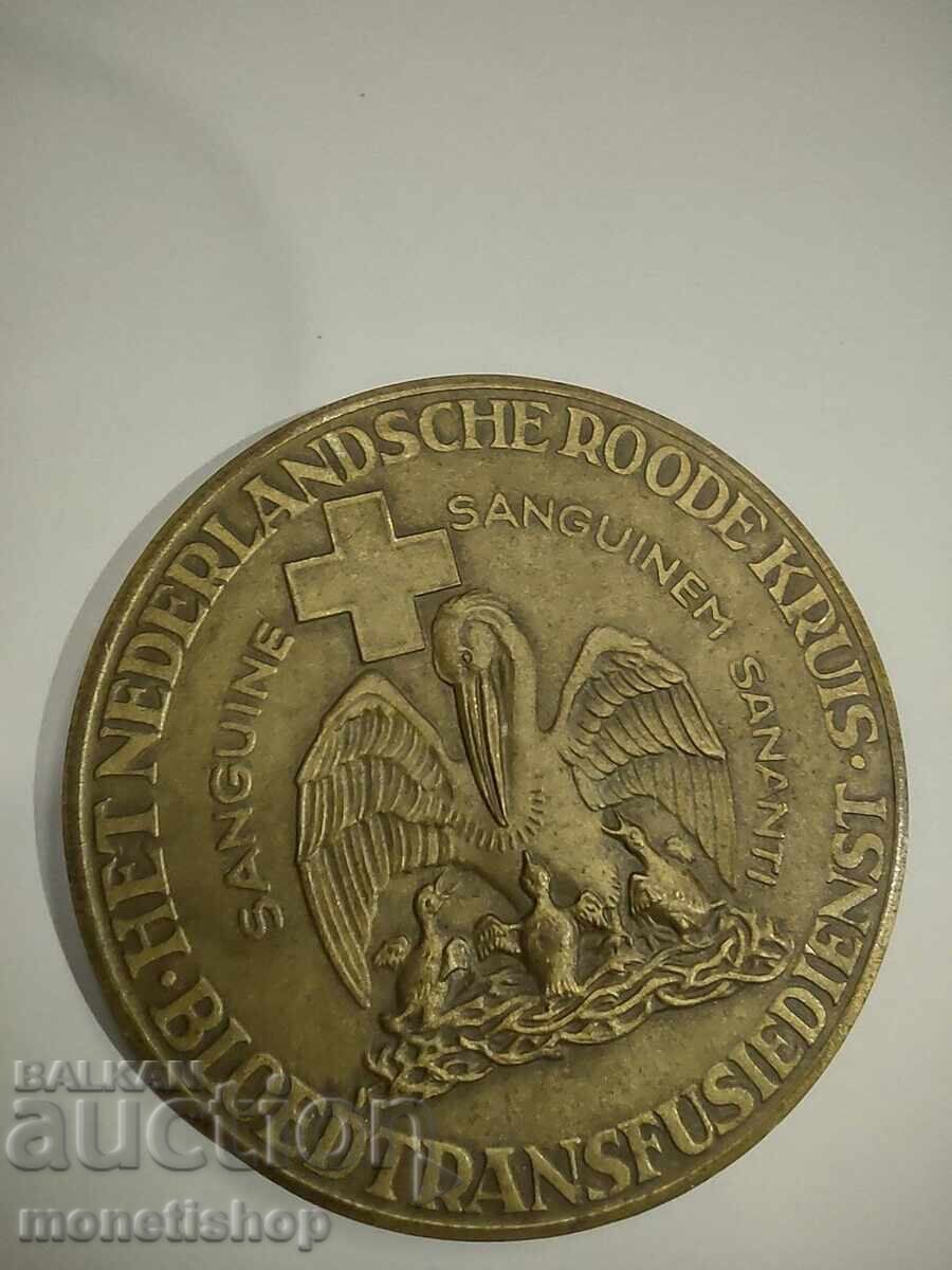 Παράδοση Δύο μεγάλα μπρούτζινα μετάλλια - ερυθρός σταυρός τιμή 30λβ