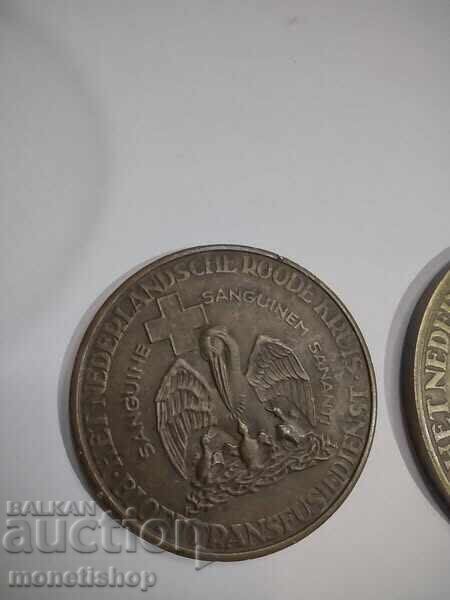 Δύο μεγάλα μπρούτζινα μετάλλια - ερυθρός σταυρός τιμή 30λβ - 5