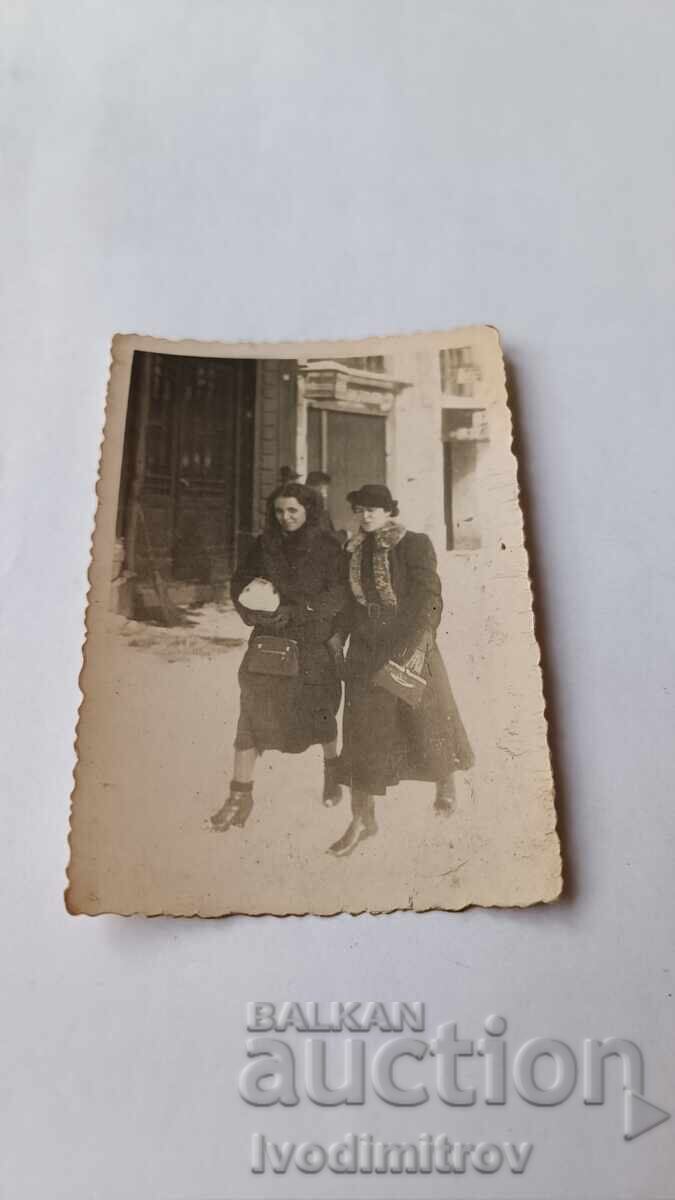 Снимка София Две жени на разходка Снимка София Две жени на разходка