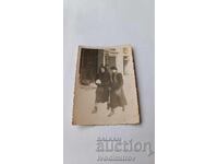 Снимка София Две жени на разходка