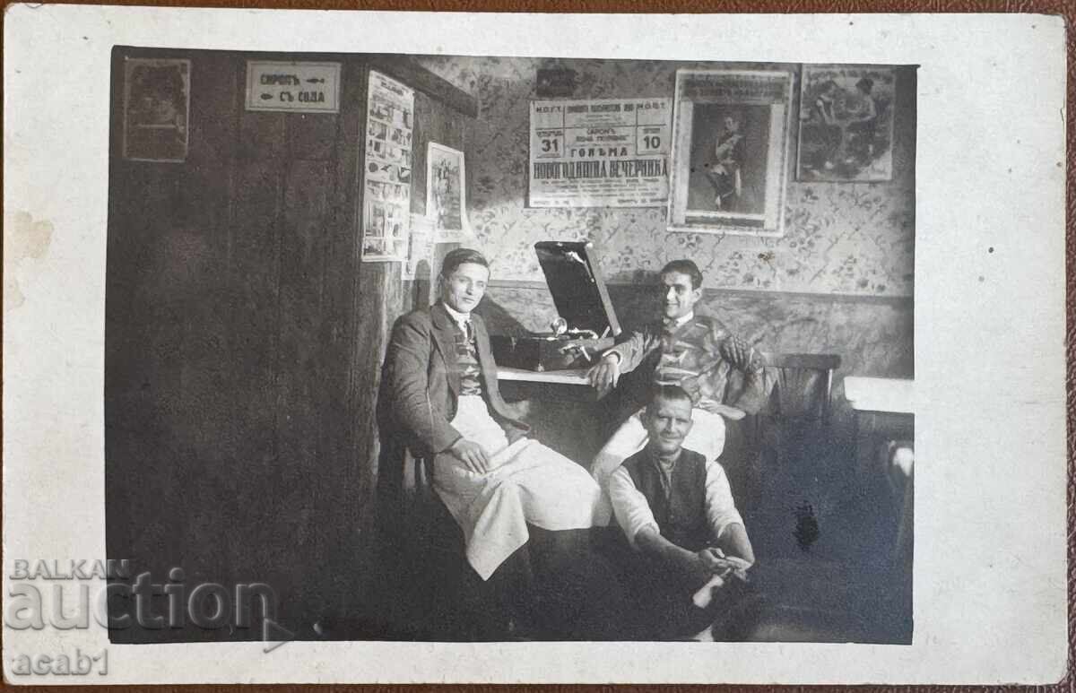 Bărbați în Cârciumă Ascultă Muzică cu preț 19.99 BGN | € 10.22