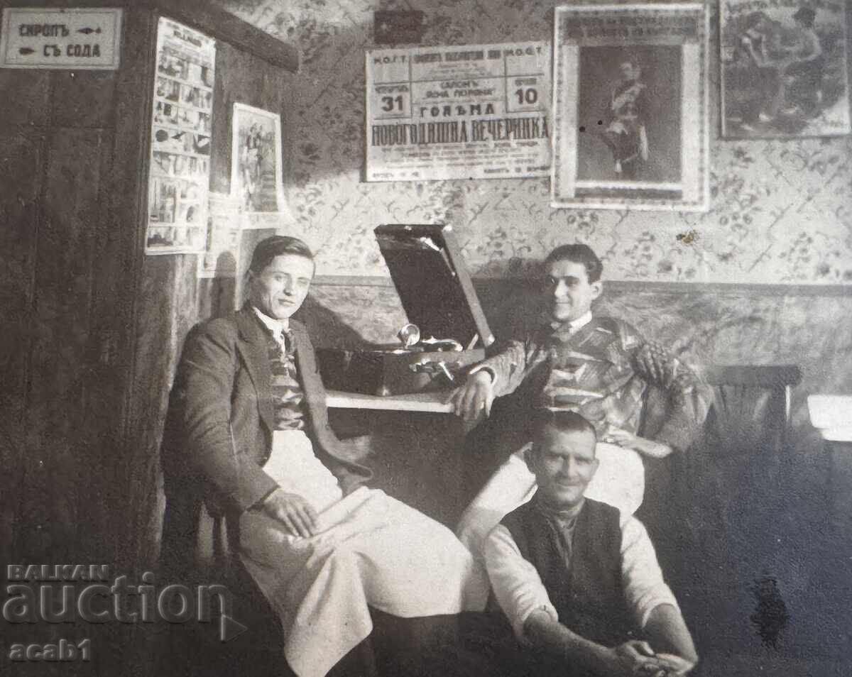 Bărbați în Cârciumă Ascultă Muzică