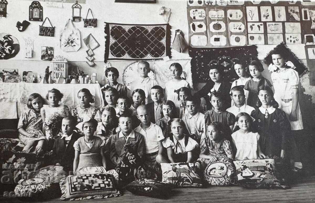 Auction Teacher P. Nacheva with her class Auction Teacher P. Nacheva with her class