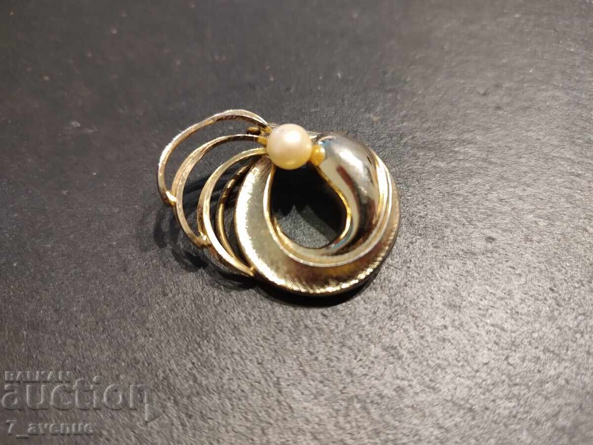 Brooch, gold plating, very chic, 19.03.2025 with price 33.00 BGN | € 16.87 Brooch, gold plating, very chic, 19.03.2025 with price 33.00 BGN | € 16.87