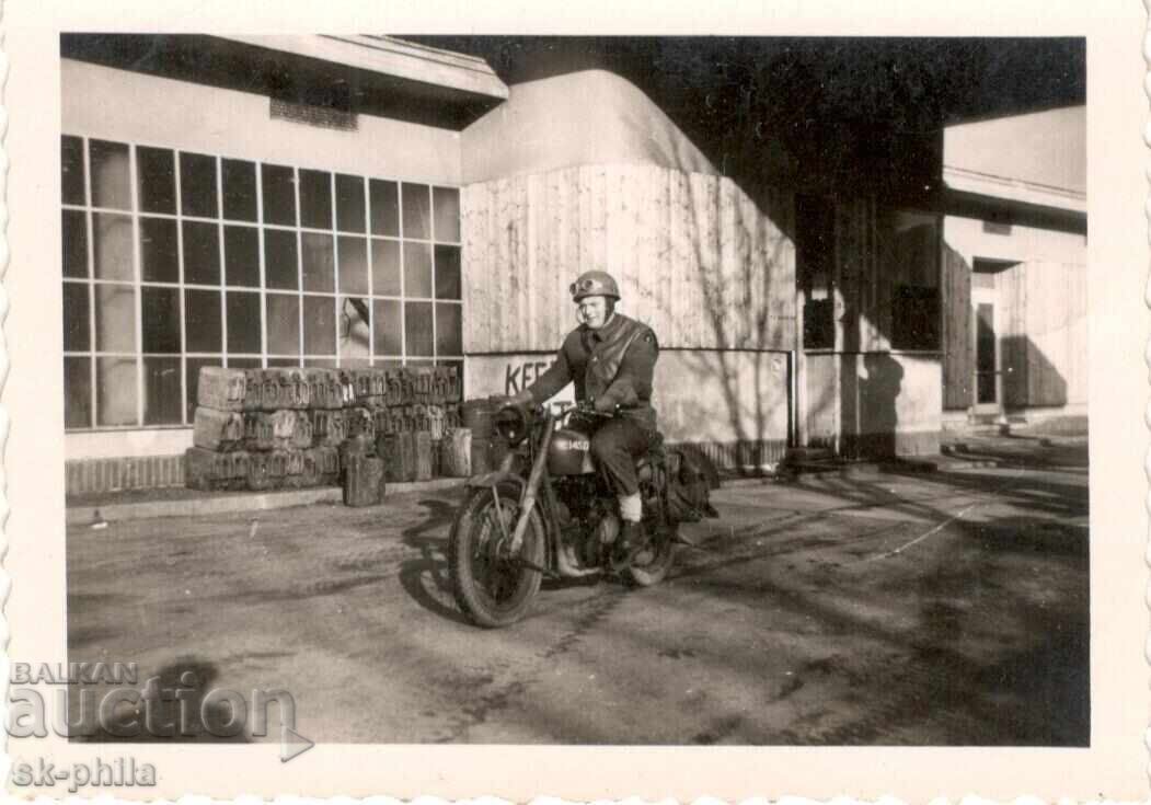 Стара снимка - Германски мотоциклетист Стара снимка - Германски мотоциклетист