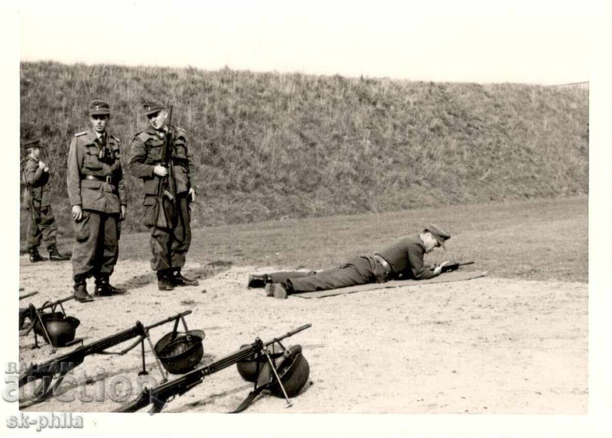 Fotografie veche - Trageri de antrenament