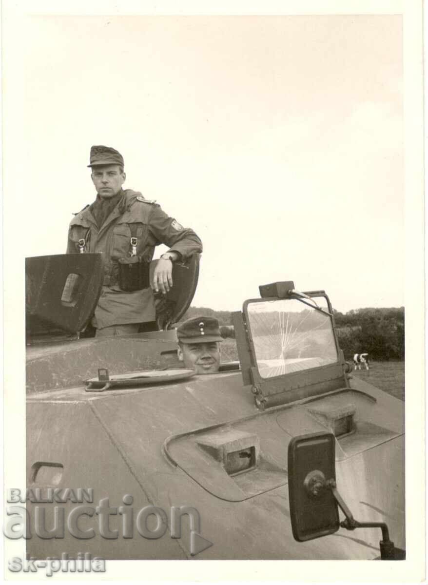 Стара снимка - На бойната машина