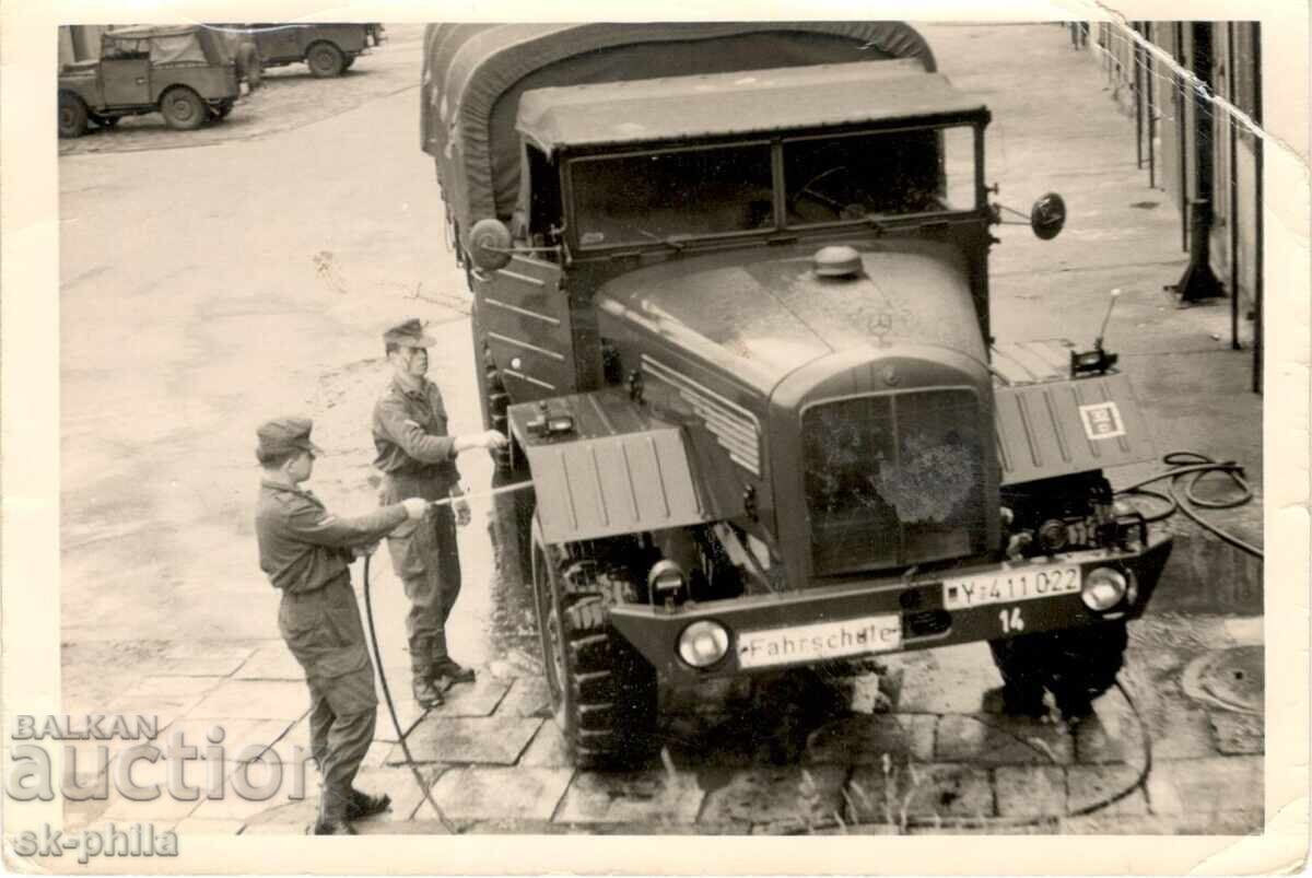 Παλιά φωτογραφία - Στρατιωτικό φορτηγό