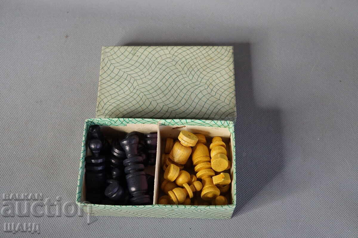Delivery of Old wooden chess pieces with box Delivery of Old wooden chess pieces with box