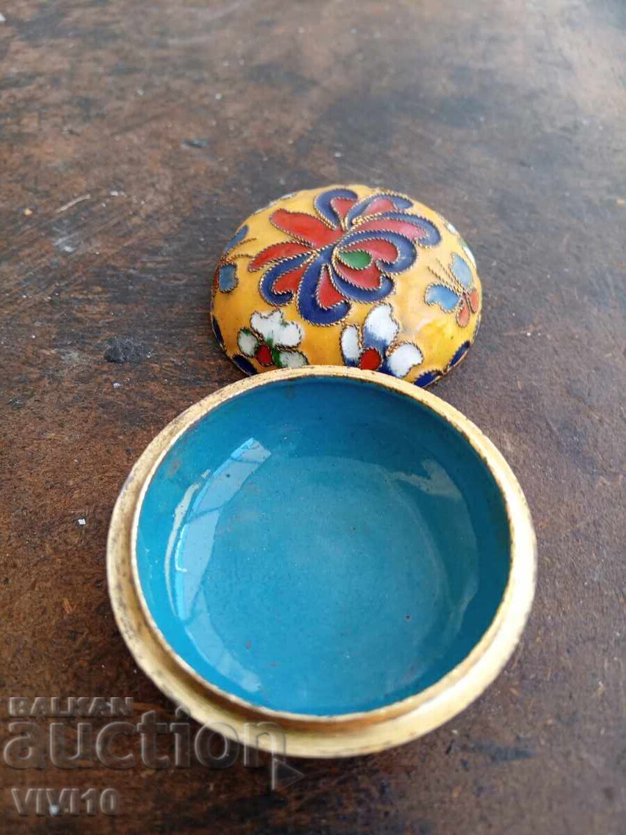 Antique jewelry box, bronze, gilding, cloisonné with price 60.00 BGN | € 30.68 Antique jewelry box, bronze, gilding, cloisonné with price 60.00 BGN | € 30.68