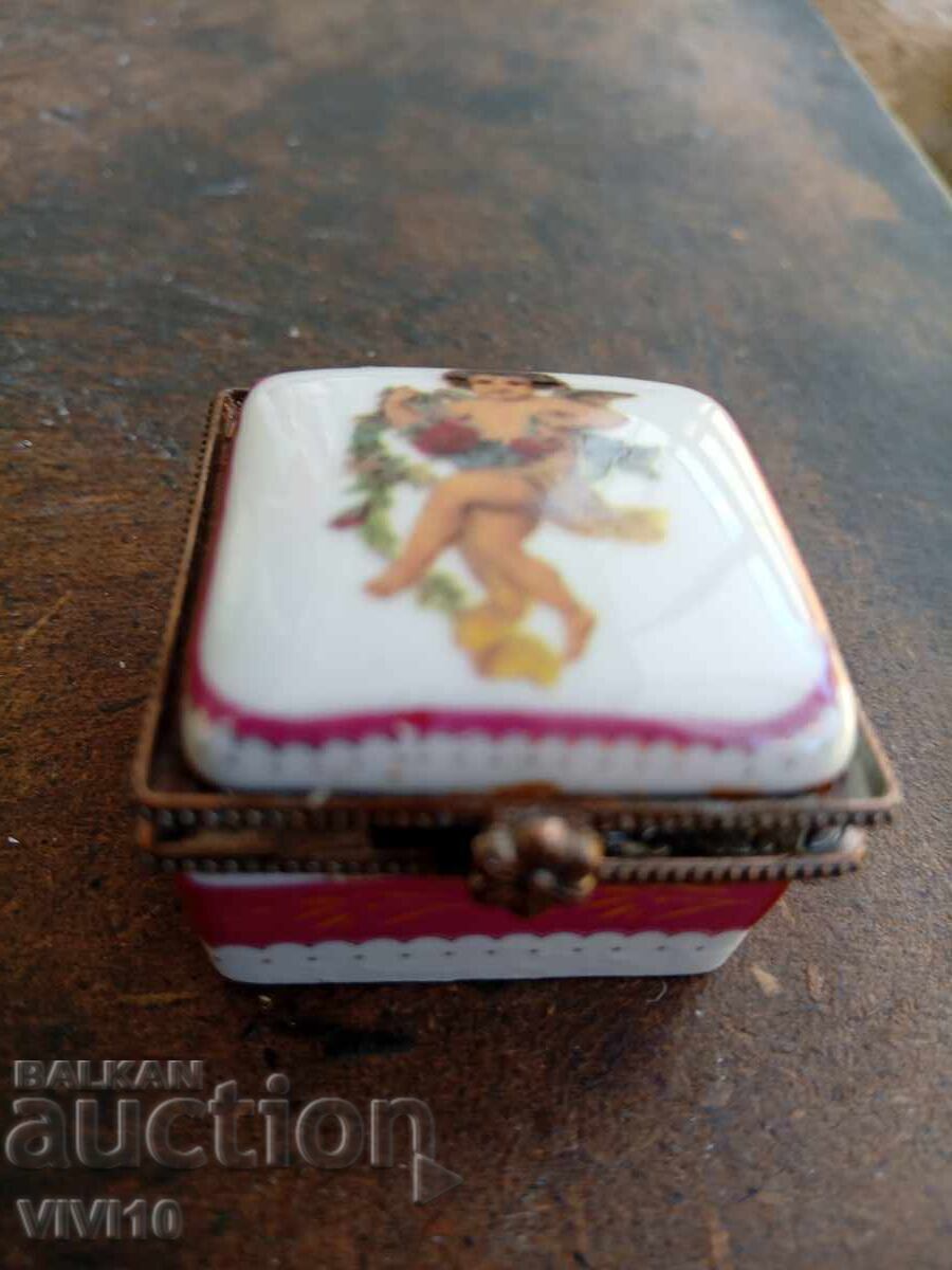 Старинна кутия за бижута, бронз,Позлата с цена € 15.00 | 29.34 лв.