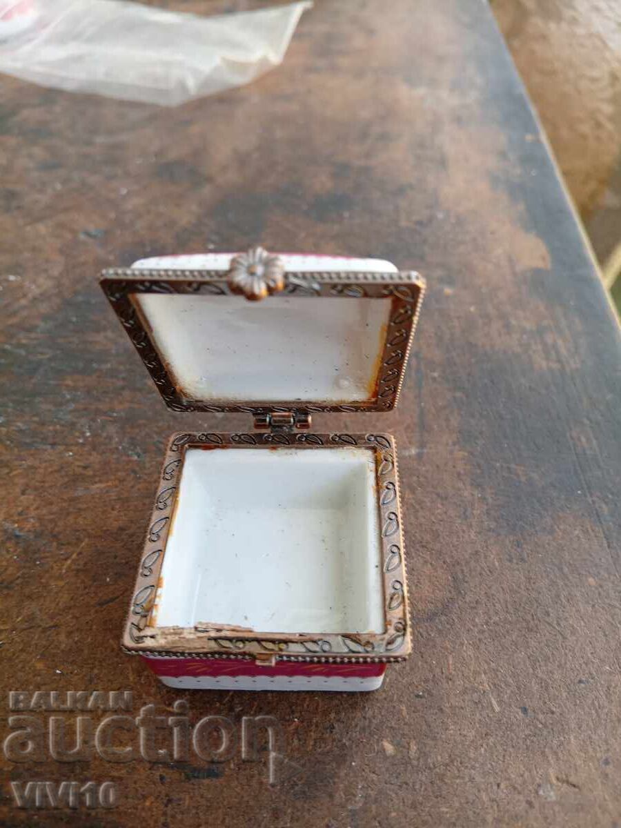 Аукцион Старинна кутия за бижута, бронз,Позлата