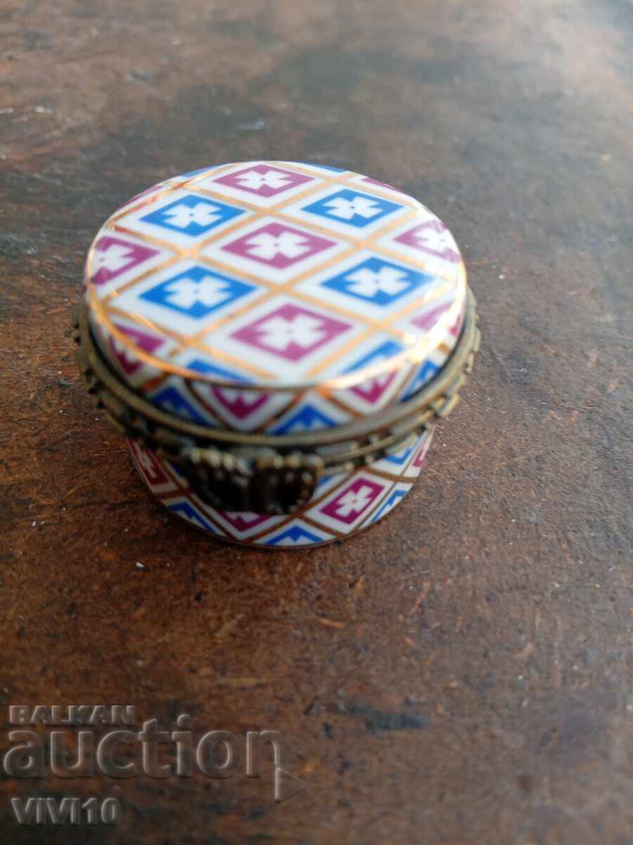 Cutie de bijuterii antic, bronz, aurire cu preț € 15.00 | 29.34 BGN