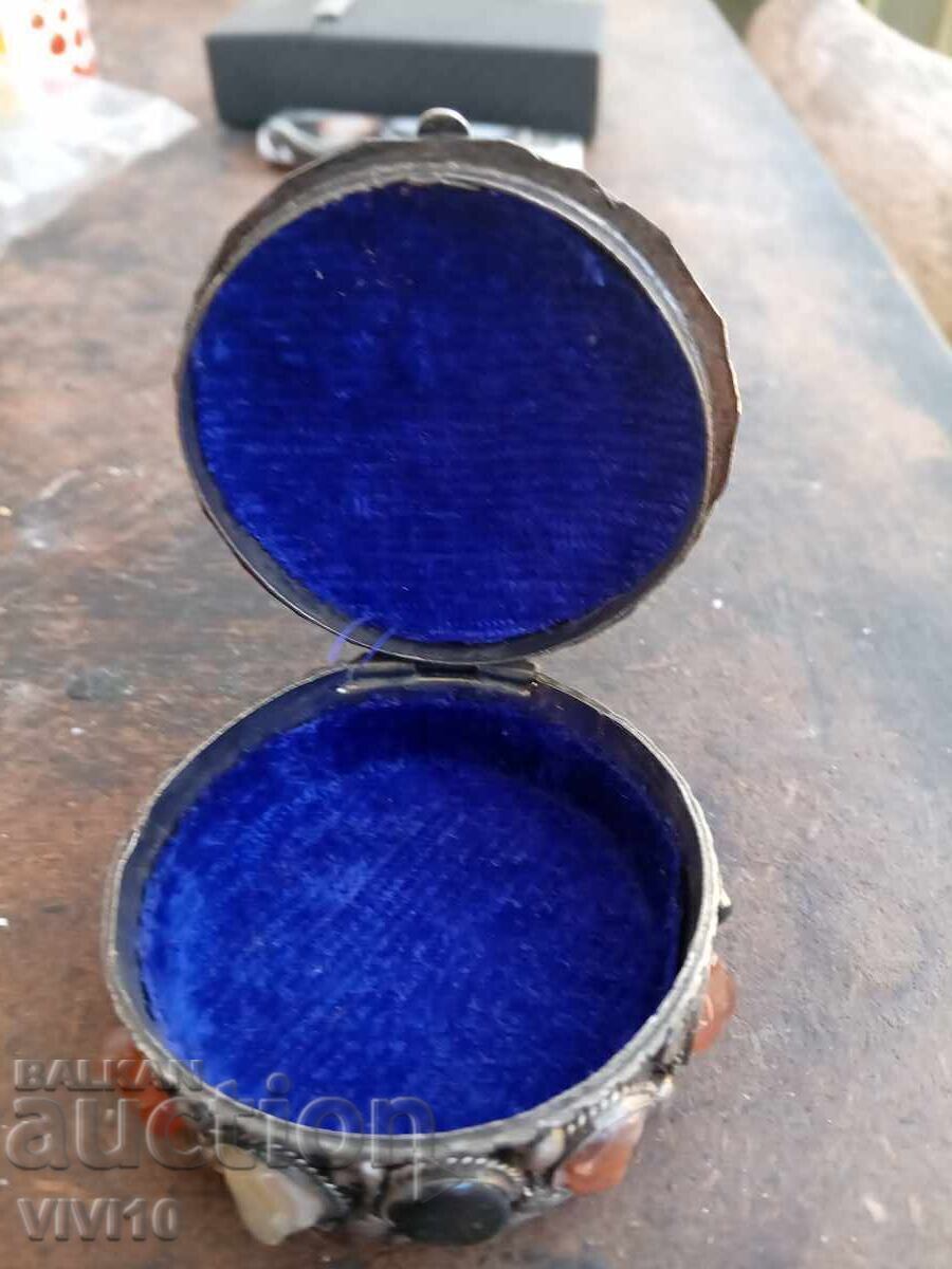 Cutie de bijuterii veche cu pietre naturale cu preț € 30.00 | 58.67 BGN